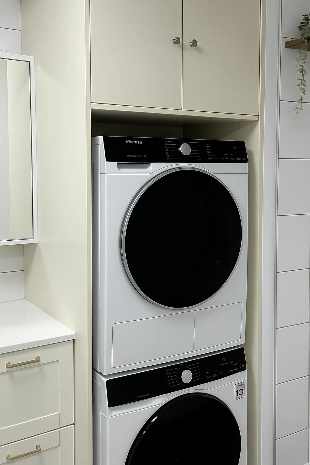 Zabudowa nad pralkę i suszarkę 68 cm, kremowa — zdjęcie realizacji