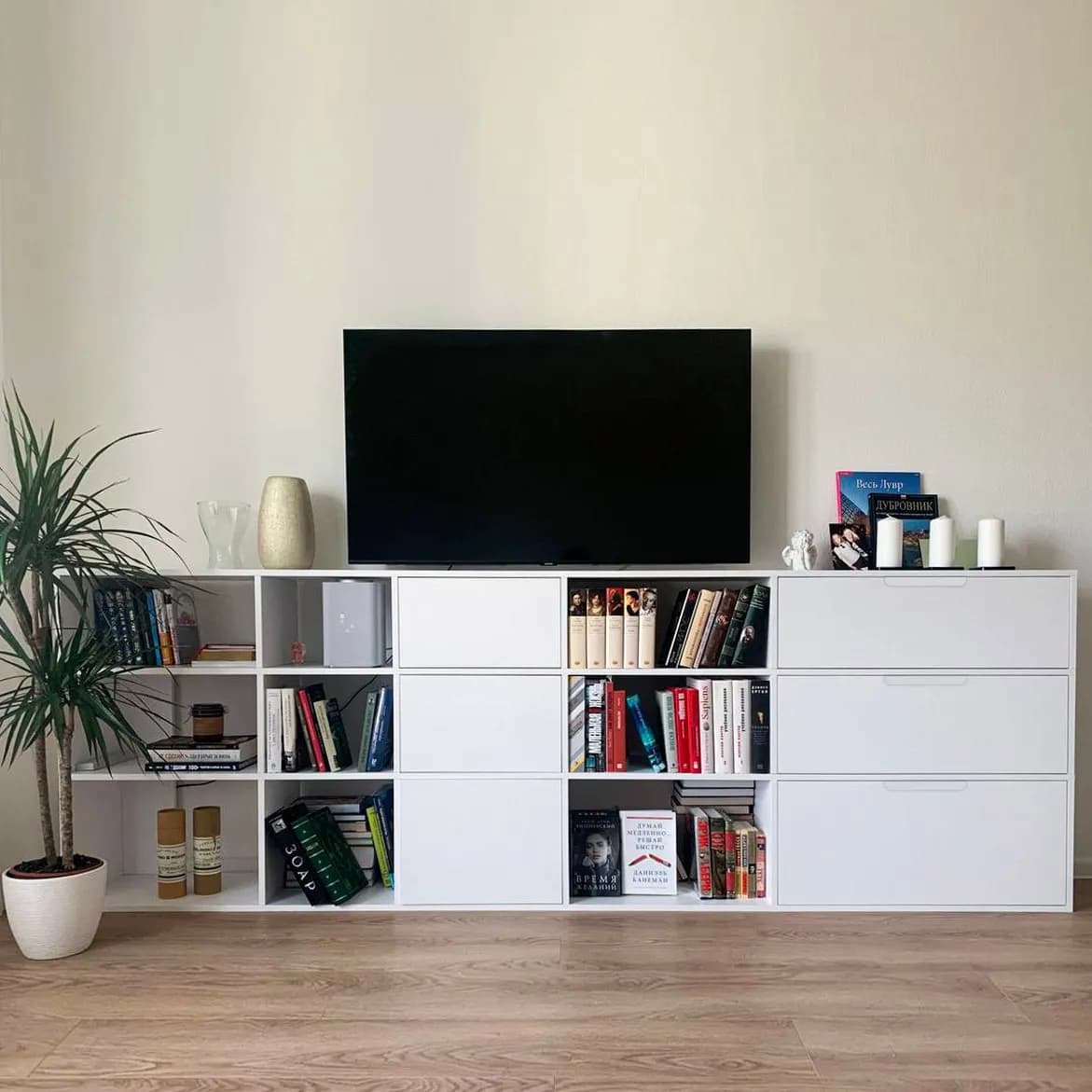 Wysoka szafka RTV 242 cm, biała — aranżacja wnętrza