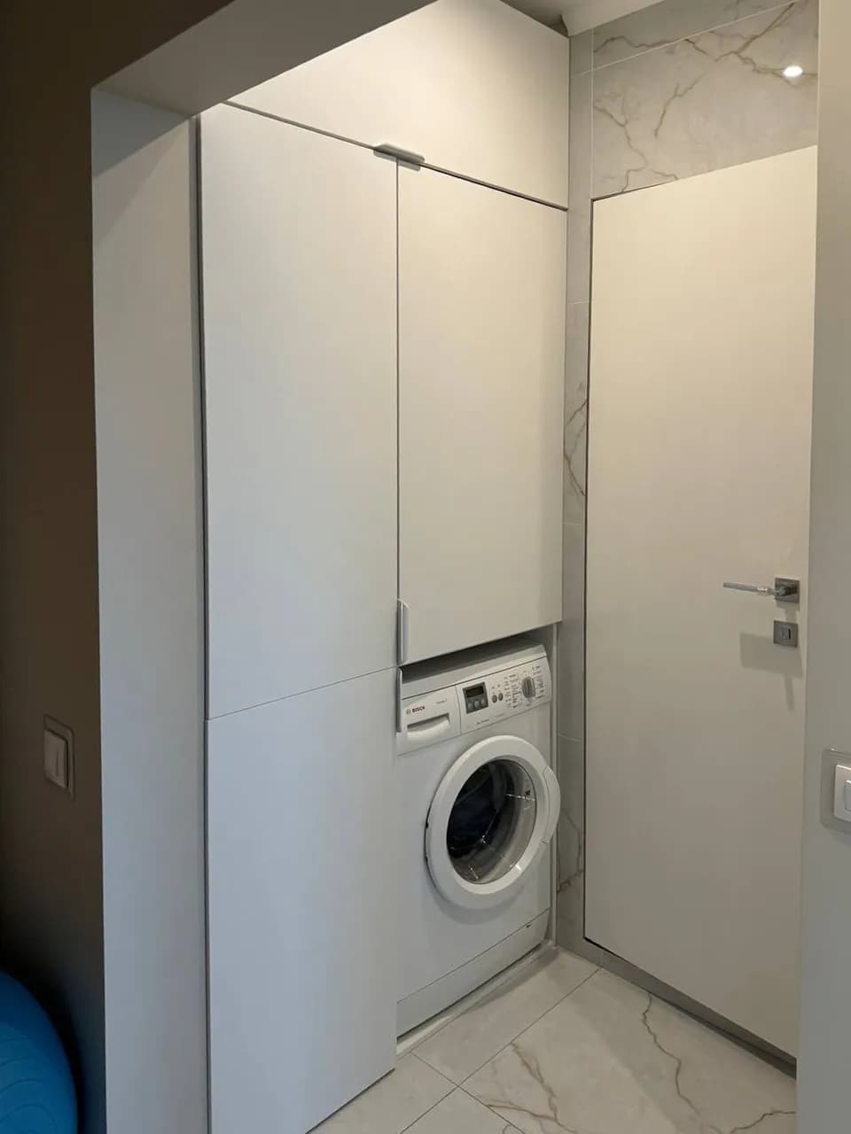 Zabudowa pralki z otwartą wnęką 113 cm — zdjęcie realizacji